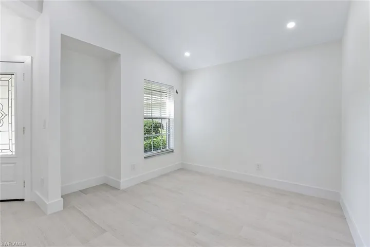 116  Fountain  CIR, Naples, FL 34119
