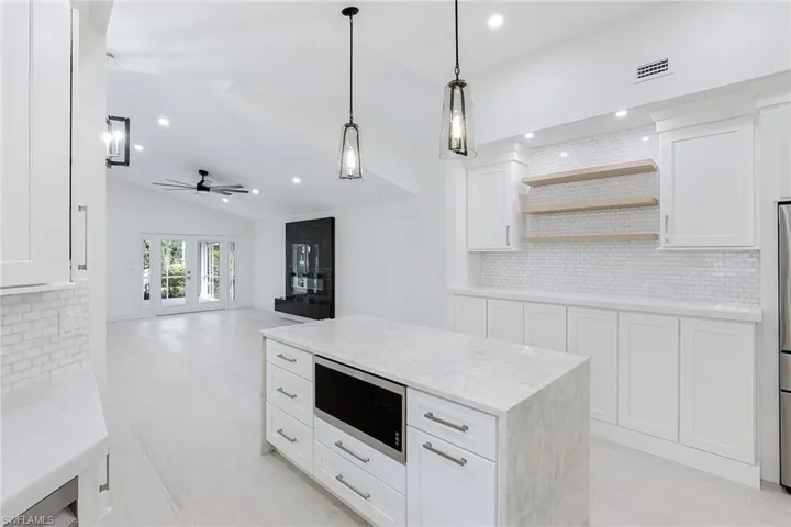 116  Fountain  CIR, Naples, FL 34119