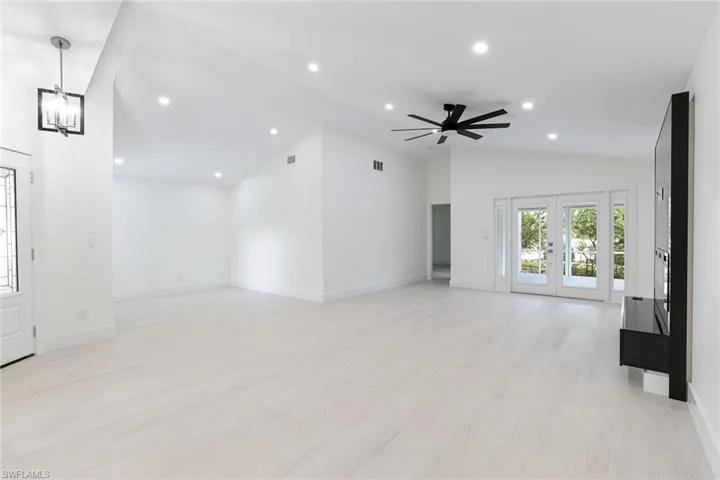 116  Fountain  CIR, Naples, FL 34119