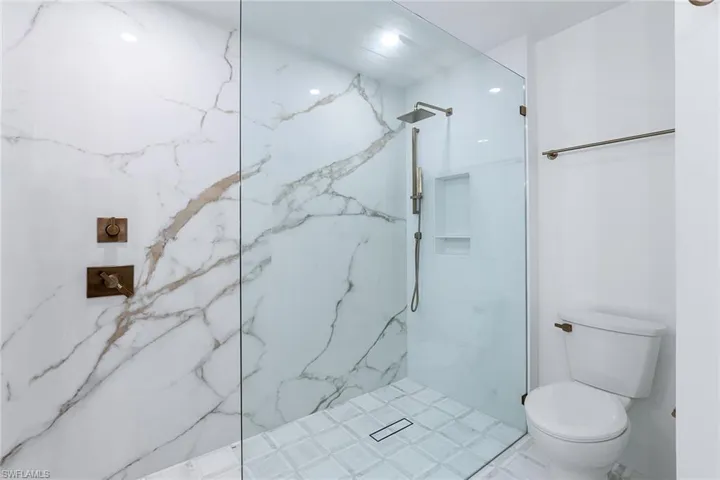 116  Fountain  CIR, Naples, FL 34119
