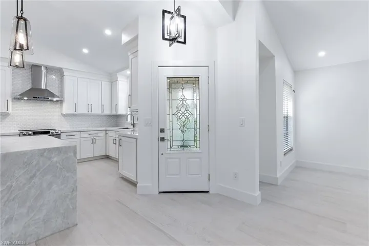116  Fountain  CIR, Naples, FL 34119