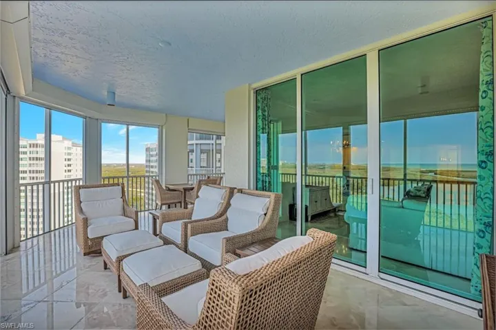 Lanai with plenty of room for seating