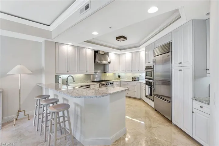 Bright kitchen with plenty of counter space & breakfast bar