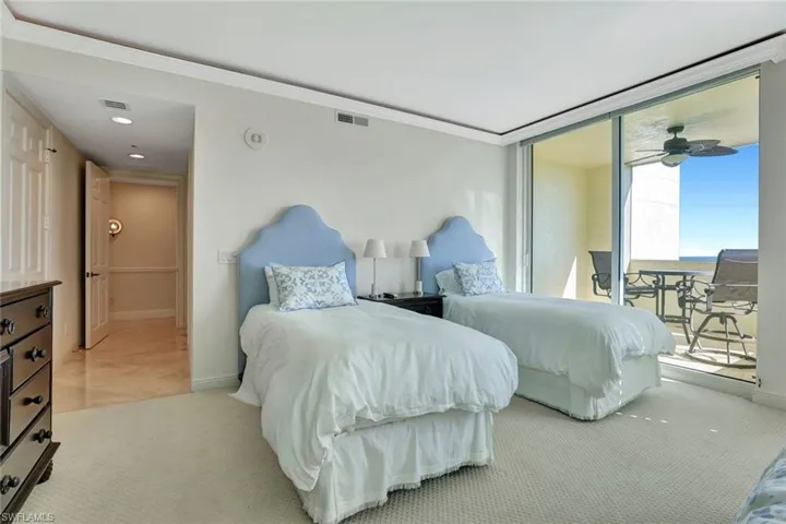 Guest bedroom with private lanai