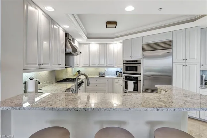 Stainless steel appliances, Subzero fridge, gas stovetop, wine fridge