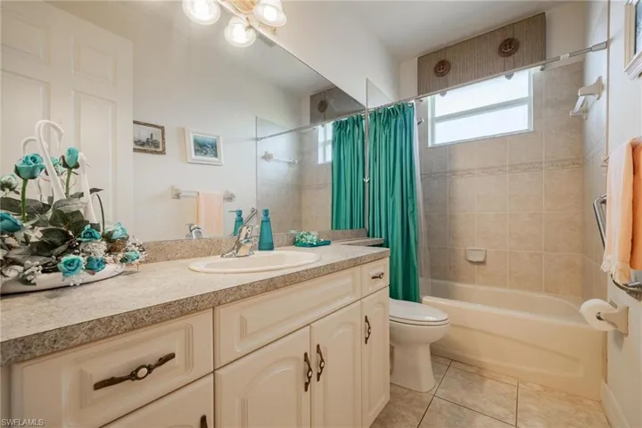 Guest Bathroom with shower/tub combo