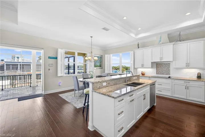 Kitchen w Bay view