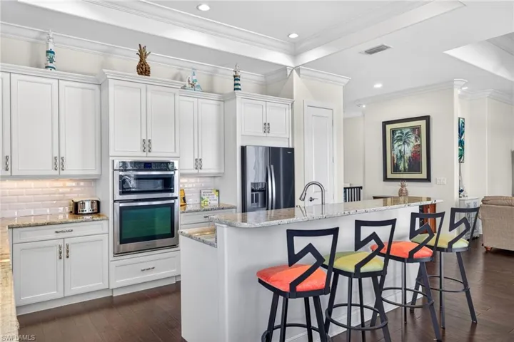Kitchen w Island