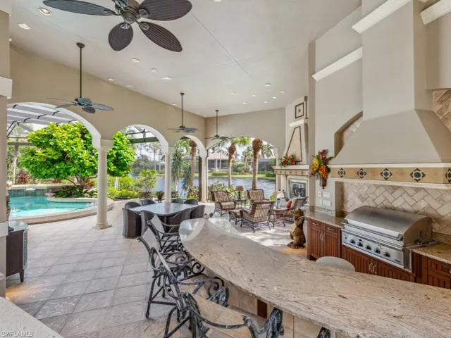 Outdoor kitchen/bar