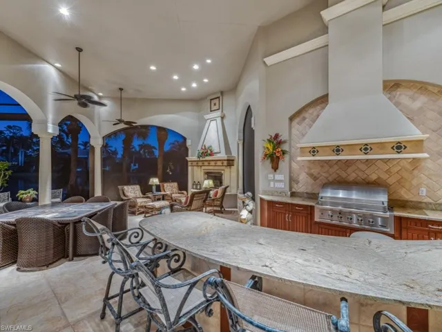 Outdoor kitchen/bar