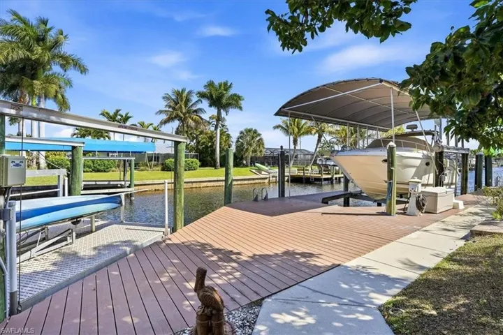 2105 Ottersrest Ln, Cape Coral, Florida 33990