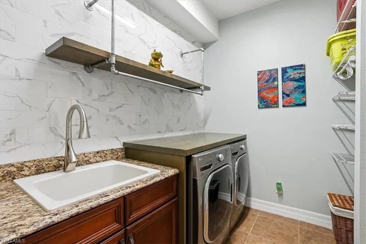2105 Ottersrest Ln, Cape Coral, Florida 33990