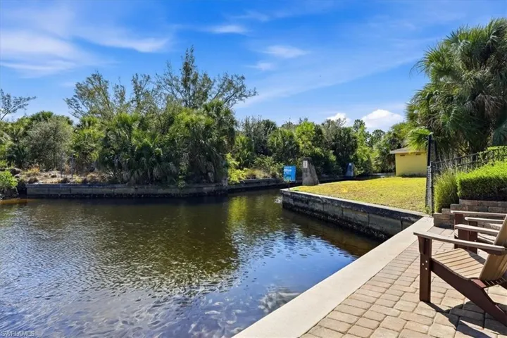 2105 Ottersrest Ln, Cape Coral, Florida 33990