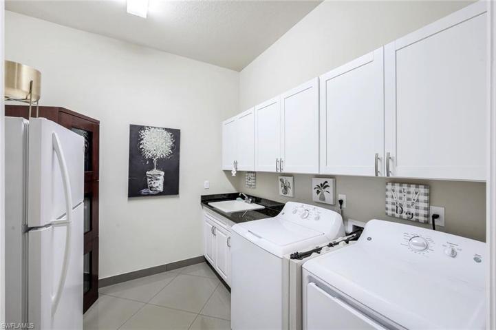 LARGE LAUNDRY AREA