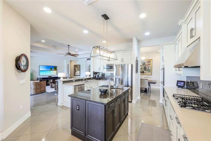 LARGE KITCHEN