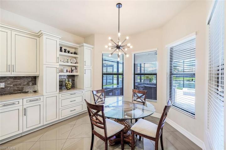 SMALL DINING AREA