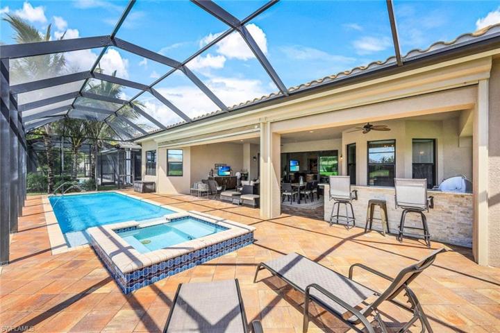 STUNNING POOL