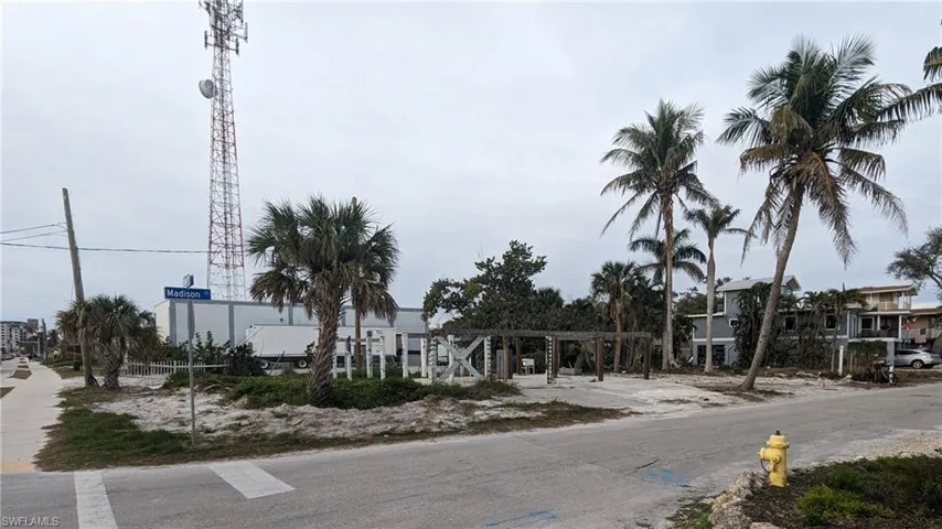 No neighbors on Estero