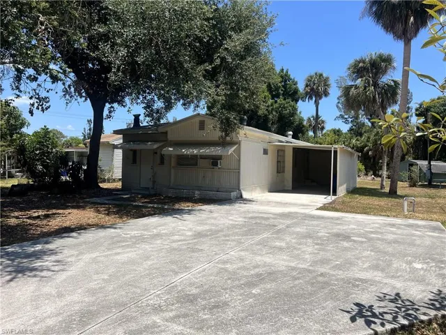 Manufactured / mobile home featuring a carport