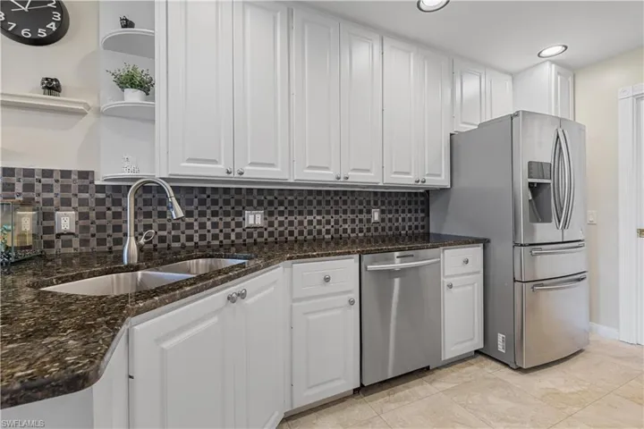 5469  Cove  CIR, Naples, FL 34119