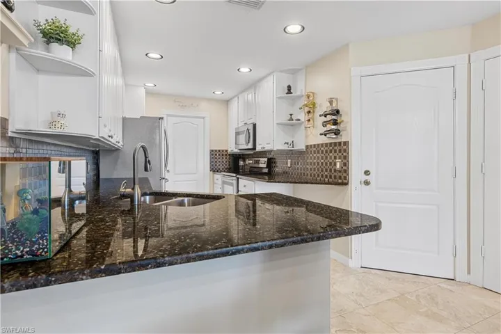 5469  Cove  CIR, Naples, FL 34119