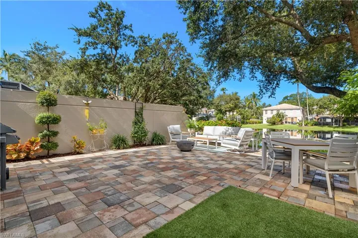 5469  Cove  CIR, Naples, FL 34119