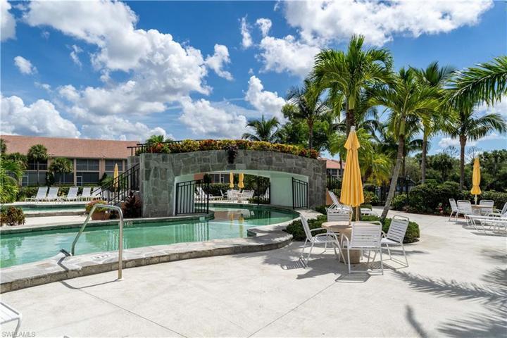 Lazy river pool