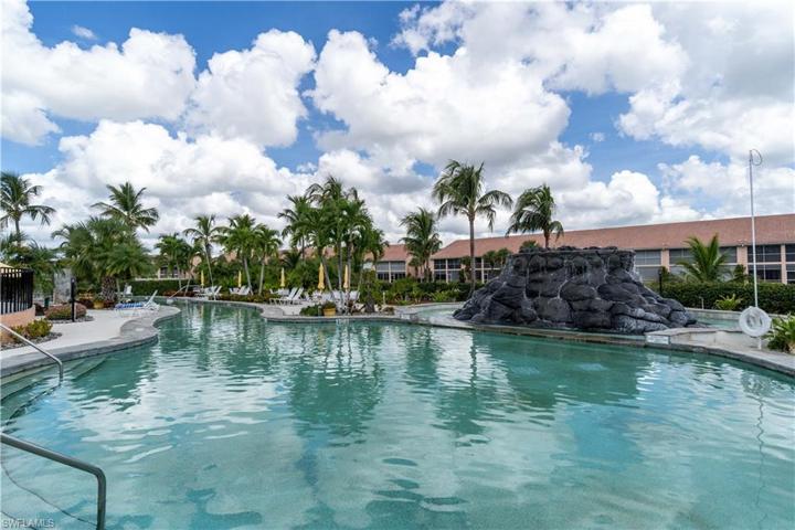 Lazy river pool
