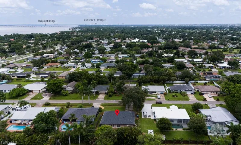 close to all amenities and DownTown Ft Myers