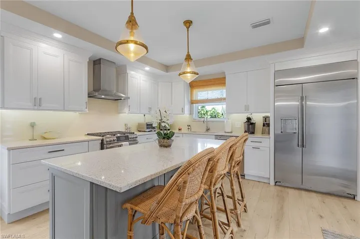 Breakfast Bar/Kitchen