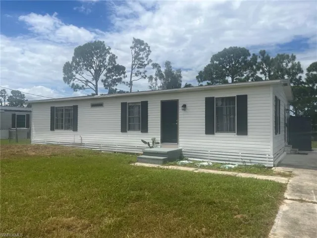 Manufactured / mobile home featuring a front yard
