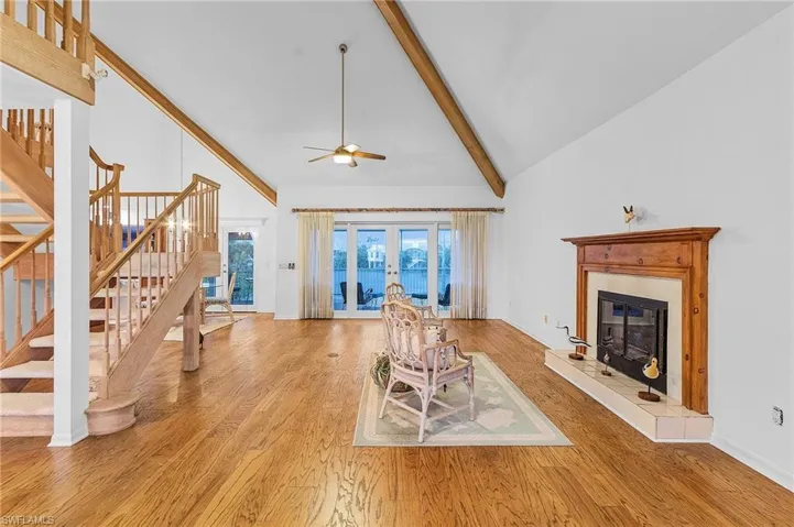 Living Room/Hardwood Floors