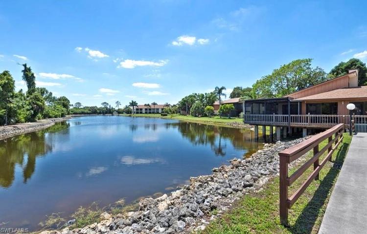 CLUBHOUSE ON THE LAKE