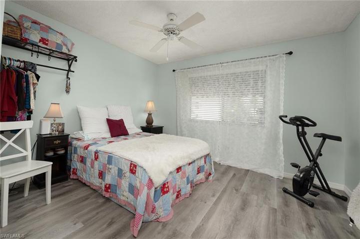 MAIN BEDROOM W/WALK IN CLOSET.