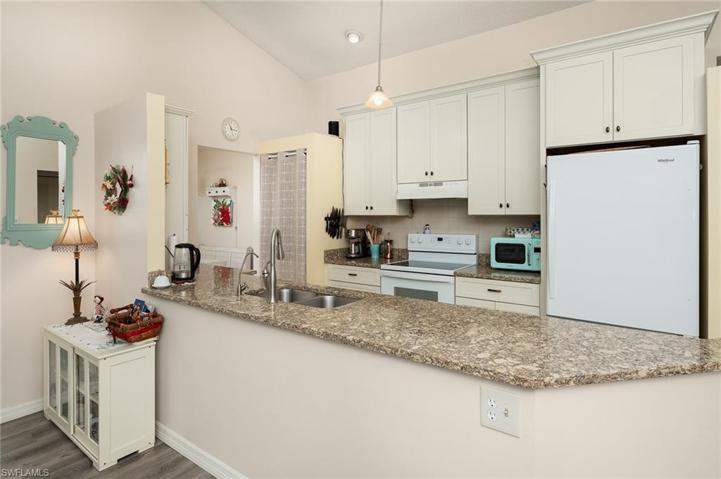 KITCHEN WITH LOTS OF CABINET AND COUNTERTOP SPACE.SOFT CLOSE DOORS, GRANITE AND STAINLESS APPLIANCES