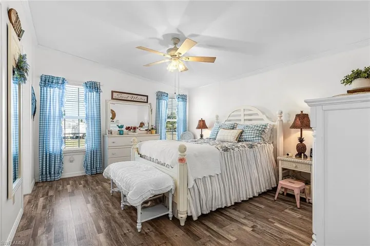 master bedroom w/ensuite bathroom