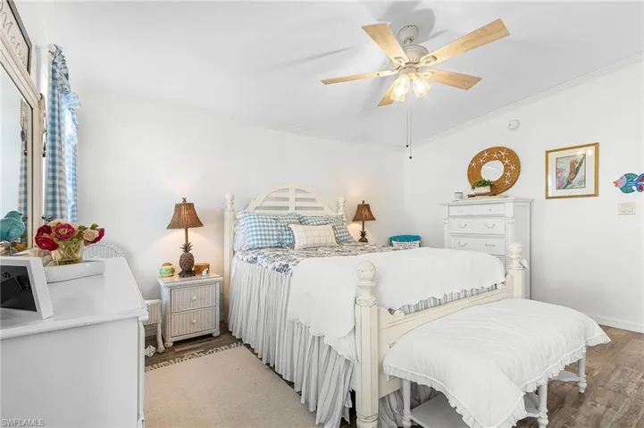 Master bedroom w/ensuite bathroom