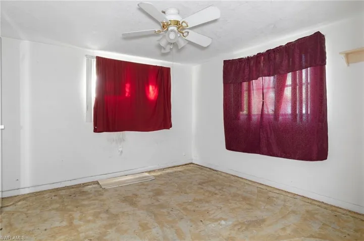 Empty room featuring ceiling fan