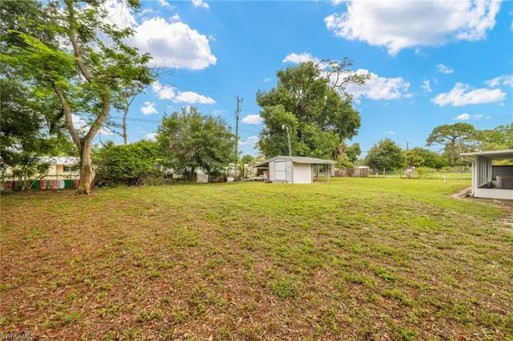 View of yard with an outdoor structure