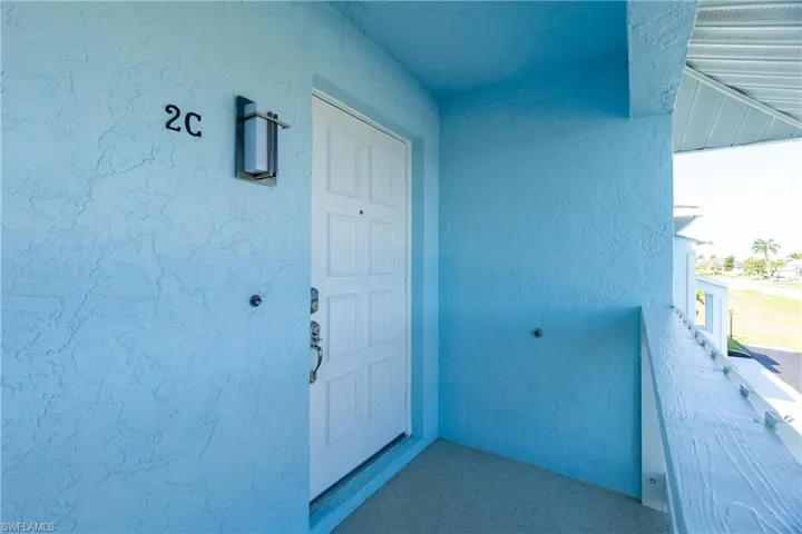 Property entrance with a balcony