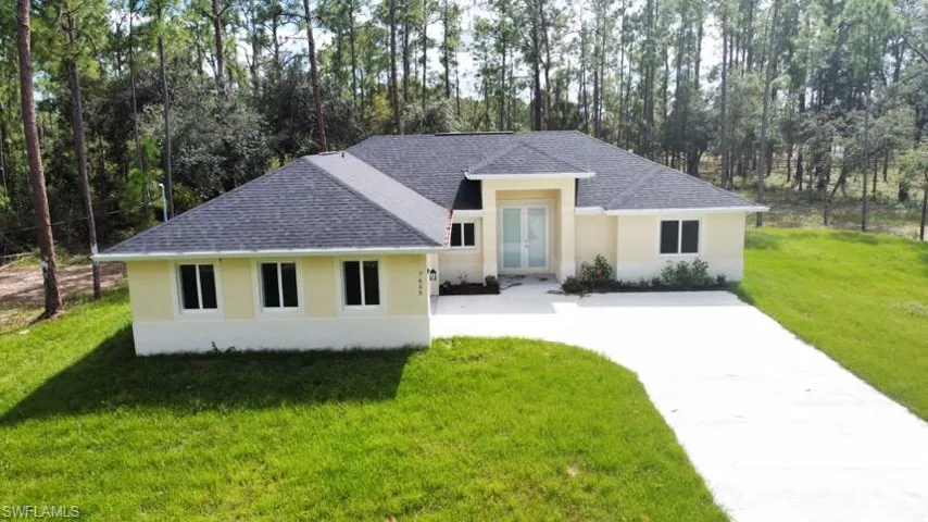View of front facade featuring a front yard