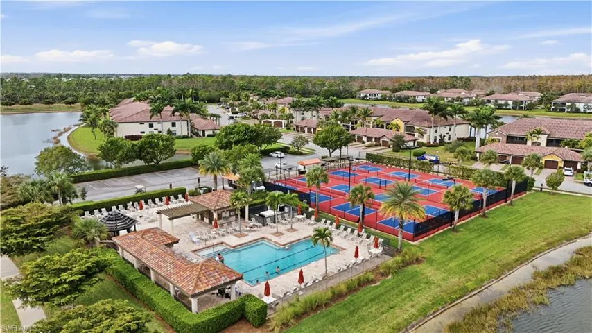 9832 Venezia Cir 1025, Naples, Florida 34113