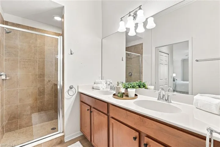 9832 Venezia Cir 1025, Naples, Florida 34113