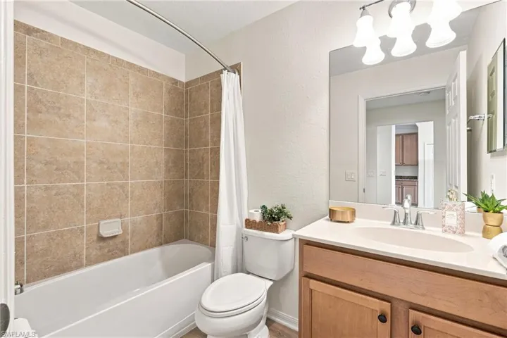 9832 Venezia Cir 1025, Naples, Florida 34113