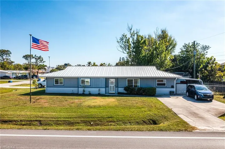 Ranch-style house with a front yard