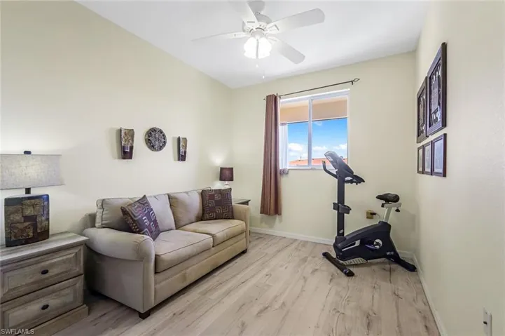 Bright Guest Room/Den