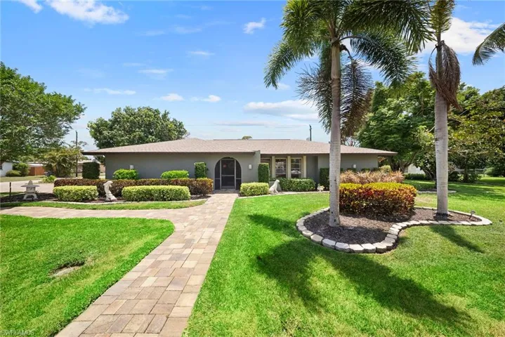 8713 Crest Ln, Fort Myers, Florida 33907