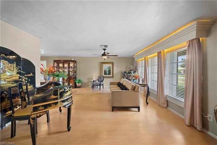 8713 Crest Ln, Fort Myers, Florida 33907
