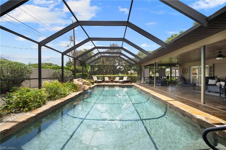 8713 Crest Ln, Fort Myers, Florida 33907