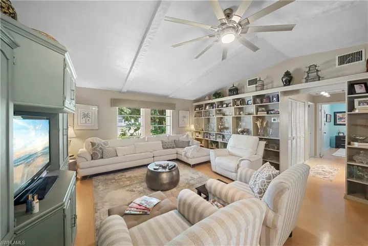 8713 Crest Ln, Fort Myers, Florida 33907